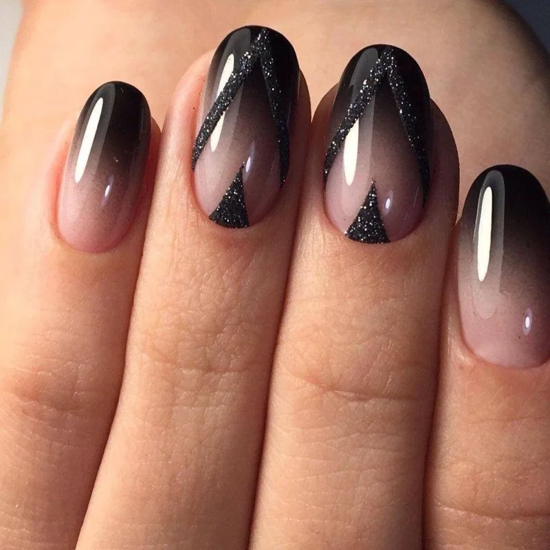 Mẫu nail đen sang chảnh mang đến vẻ đẹp hiện đại và quý phái