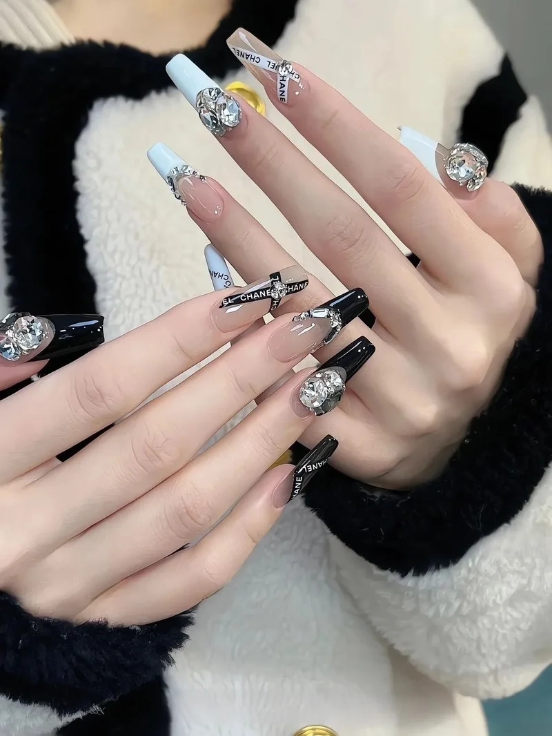 Mẫu nail đen trắng đính đá lấp lánh giúp bàn tay thêm phần nổi bật