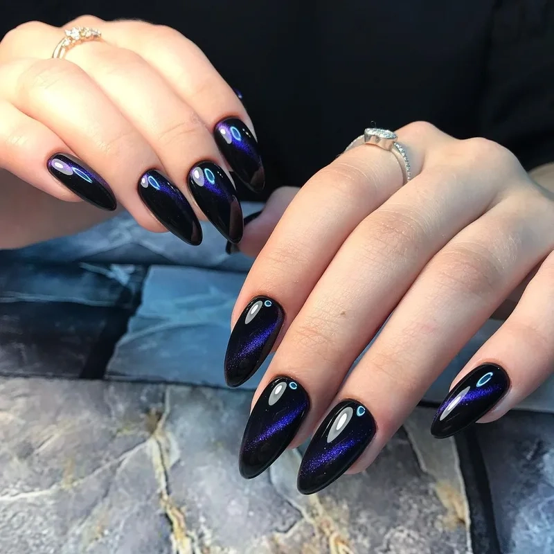 Nail màu xanh đen sang trọng giúp bàn tay thêm phần huyền bí