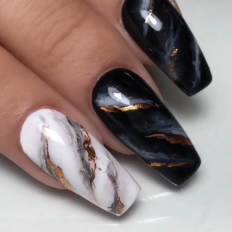 Nail vân đá đen độc đáo giúp nàng thể hiện phong cách riêng