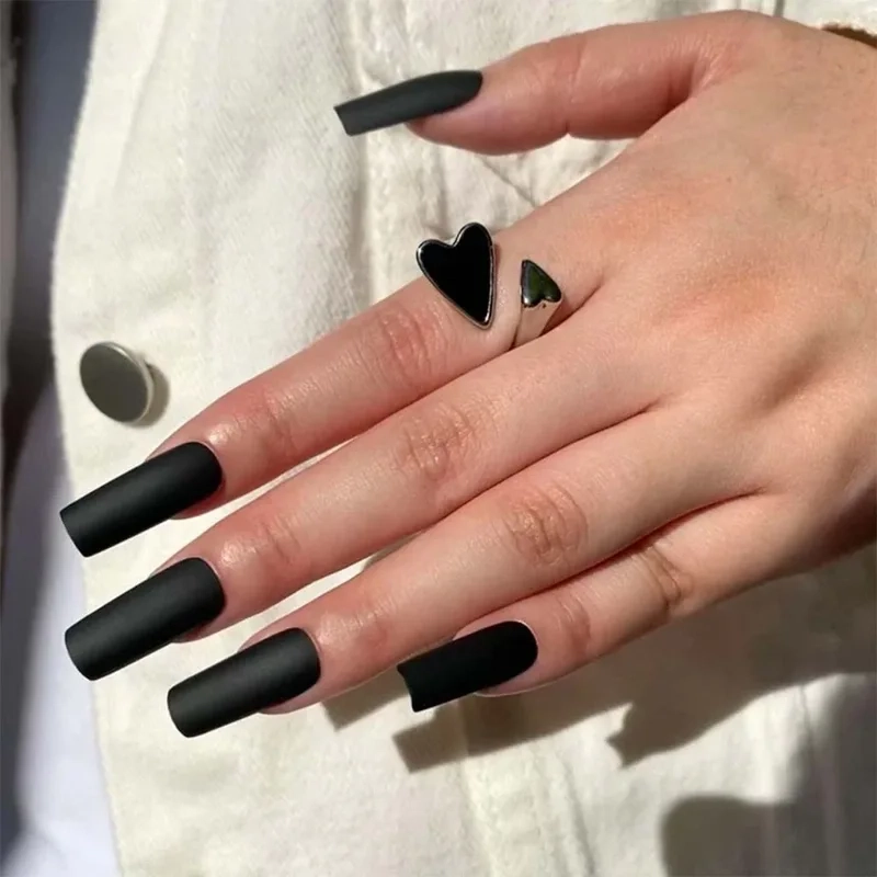 Nail đen dài phù hợp với nàng yêu thích vẻ đẹp quyến rũ