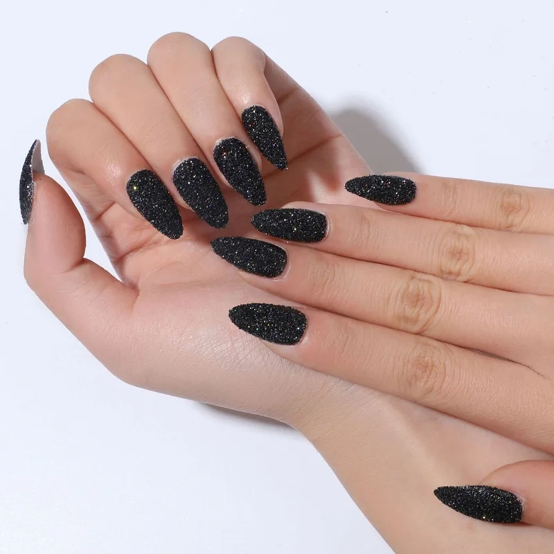 Nail đen kim tuyến lấp lánh giúp bàn tay thêm phần nổi bật