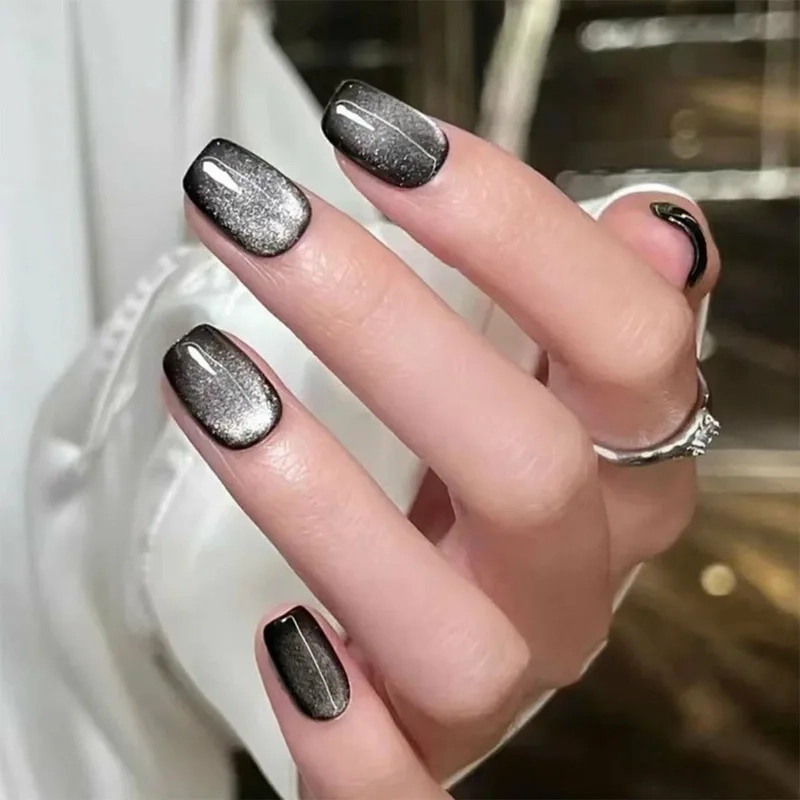 Nail mắt mèo đen huyền bí với hiệu ứng ánh sáng cực kỳ cuốn hút