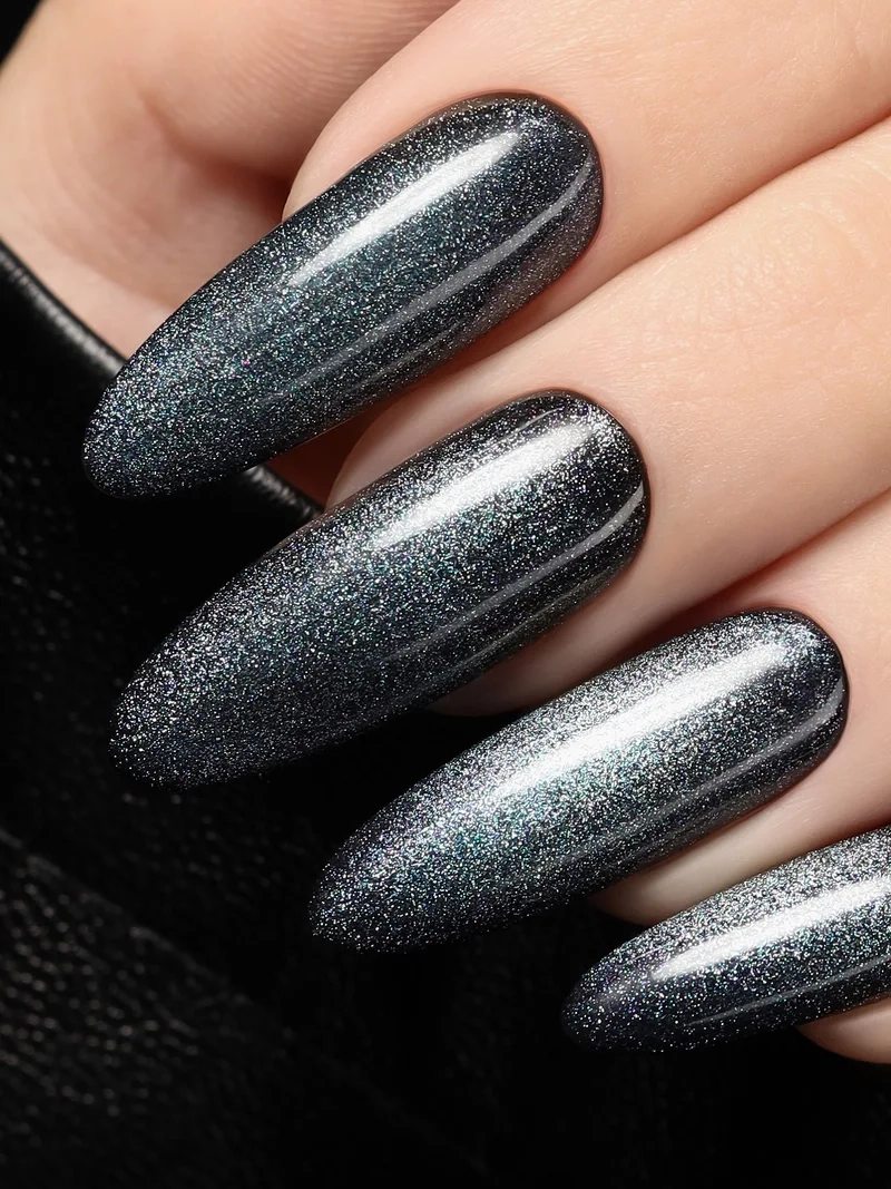 Nail đen lấp lánh sang trọng phù hợp cho những bữa tiệc đêm