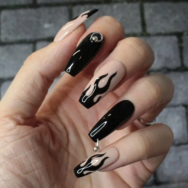 Nail đen lửa rực rỡ giúp nàng thể hiện phong cách mạnh mẽ