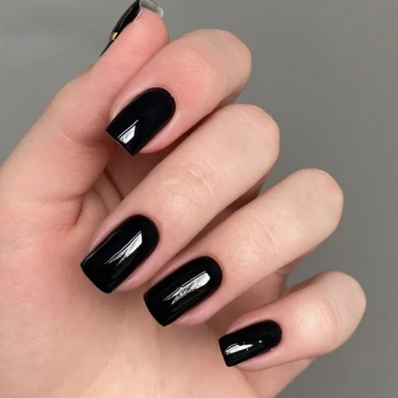Nail đen thạch trong suốt mang đến vẻ đẹp tinh tế và hiện đại