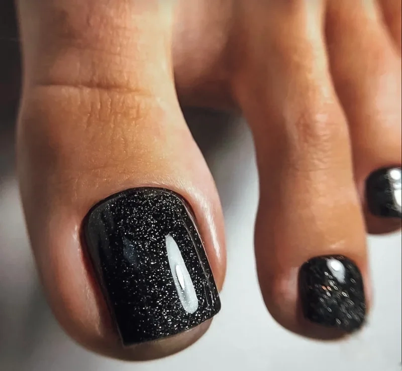 Mẫu nail chân màu đen huyền bí giúp nàng nổi bật hơn