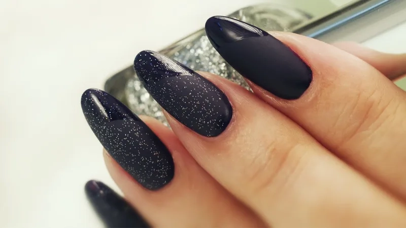 Mẫu nail đen cá tính dành cho nàng yêu thích phong cách mạnh mẽ