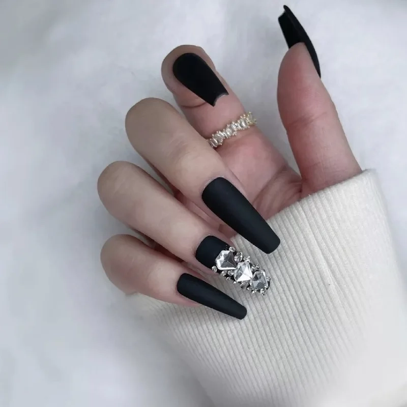 Nail đen đính đá sang trọng giúp nàng tỏa sáng trong mọi sự kiện