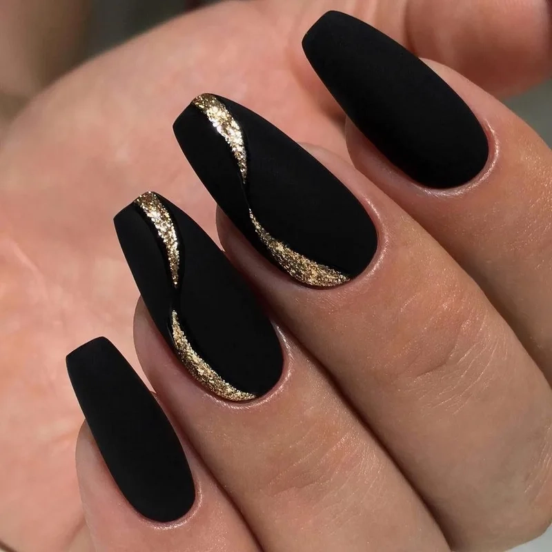 Nail đen sang chảnh giúp nàng tự tin thể hiện phong cách cá nhân