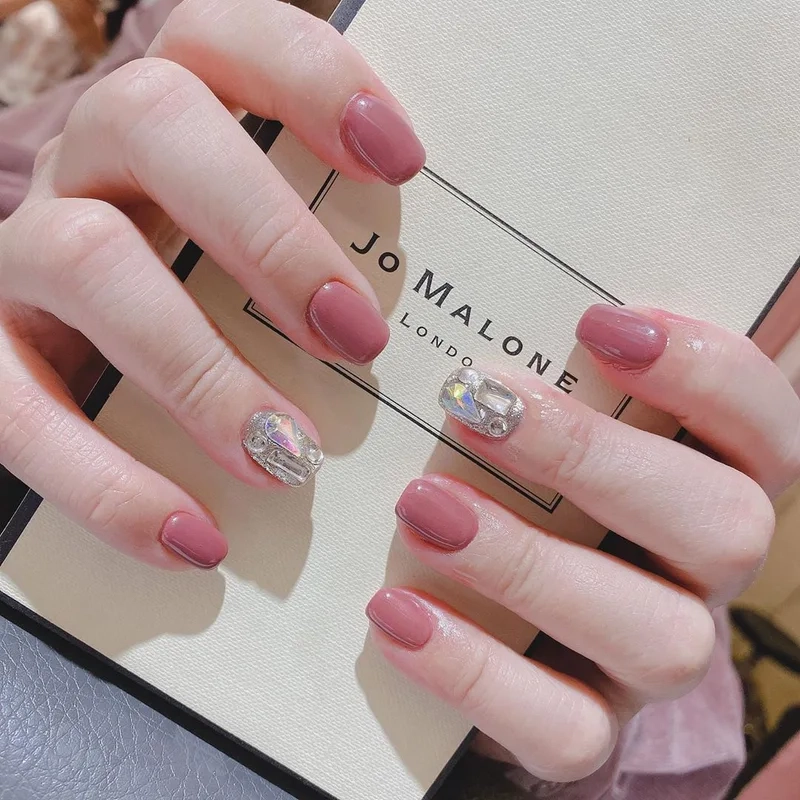 Nail đính đá màu hồng nhẹ nhàng giúp nàng thêm phần nữ tính