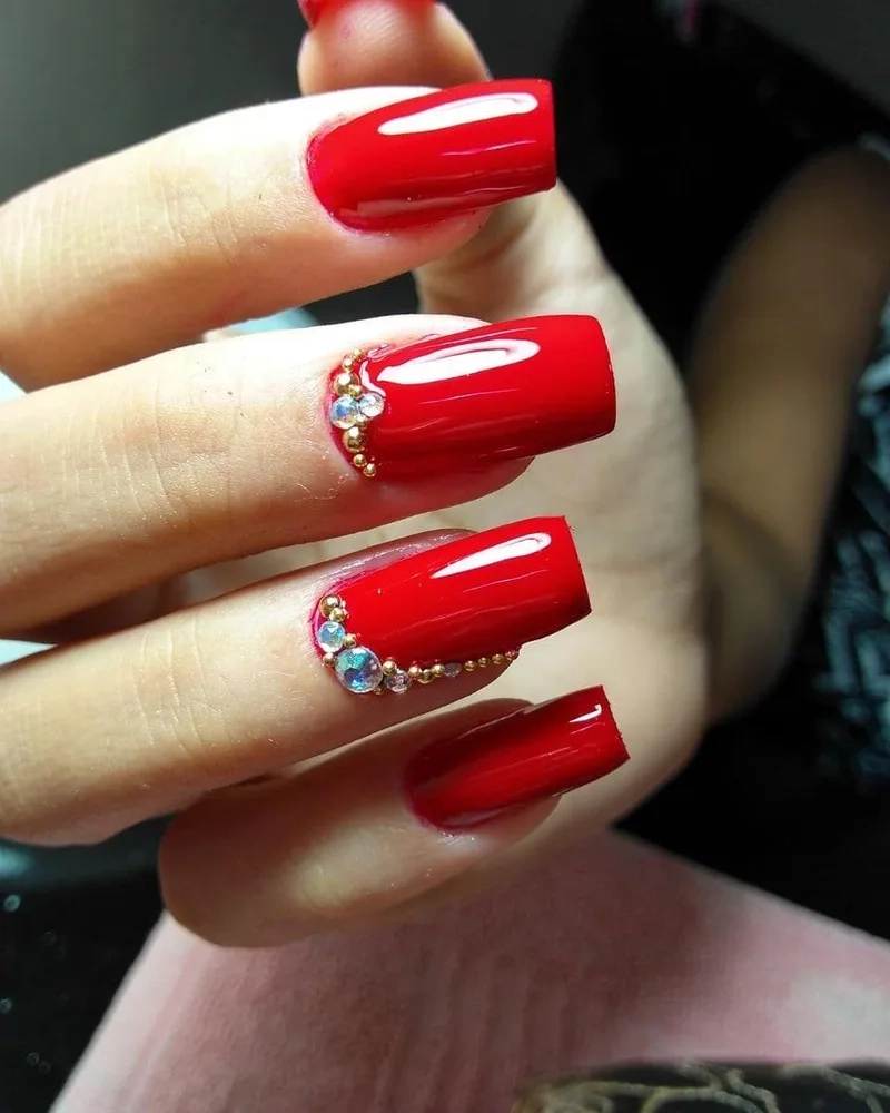 Mẫu nail đính đá màu đỏ giúp nàng nổi bật với vẻ đẹp quyến rũ