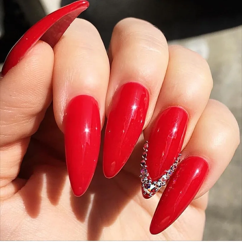 Nail đính đá màu đỏ tinh tế giúp nàng thêm phần kiêu sa