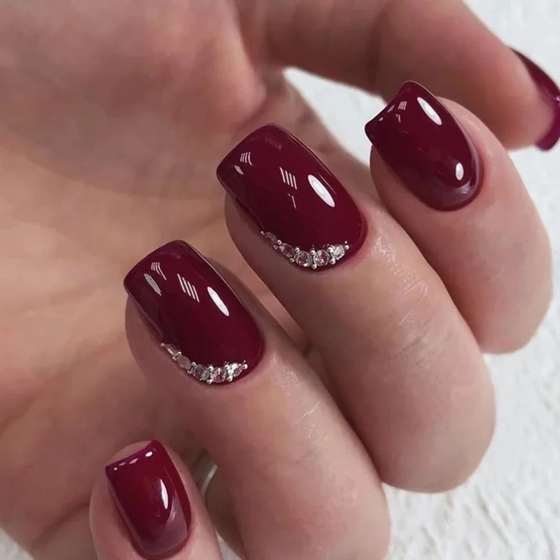 Nail đính đá sang trọng màu đỏ lấp lánh giúp nàng thu hút mọi ánh nhìn