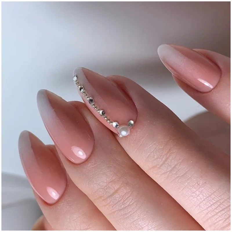 Các mẫu nail đính đá đơn giản nhưng vẫn đầy tinh tế