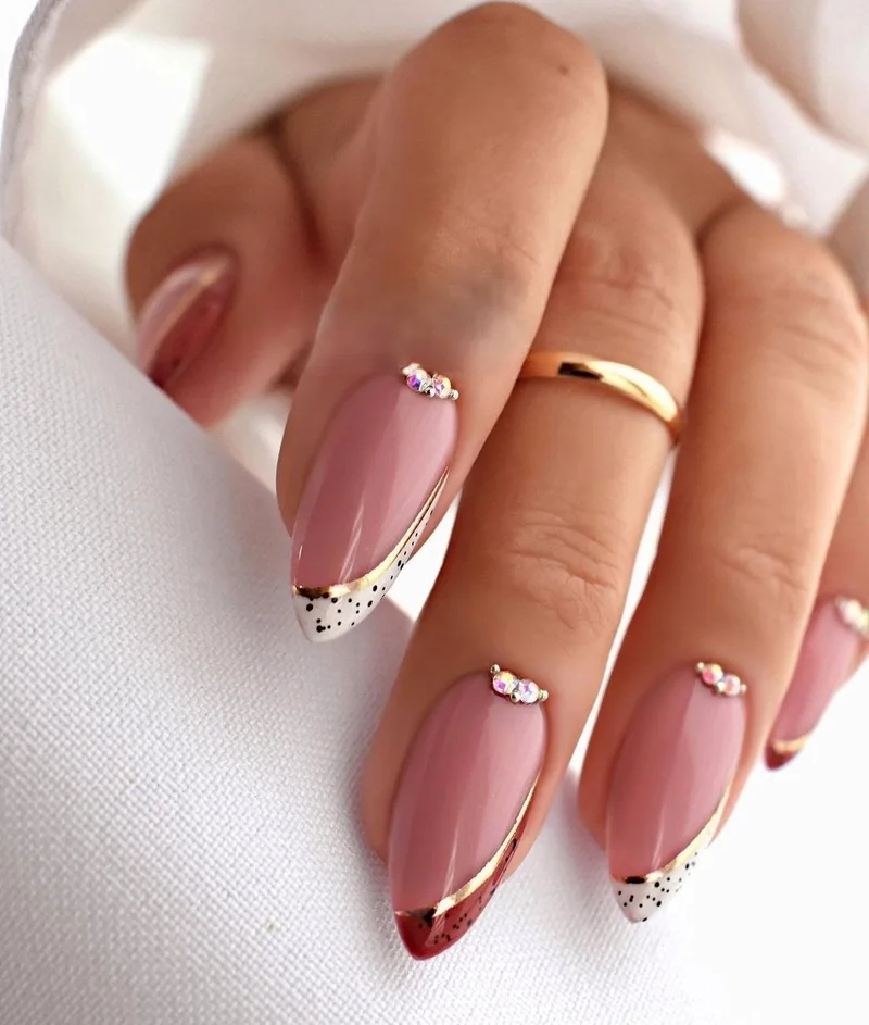 Mẫu nail đính đá đơn giản 2020 phù hợp cho nàng yêu thích sự nhẹ nhàng