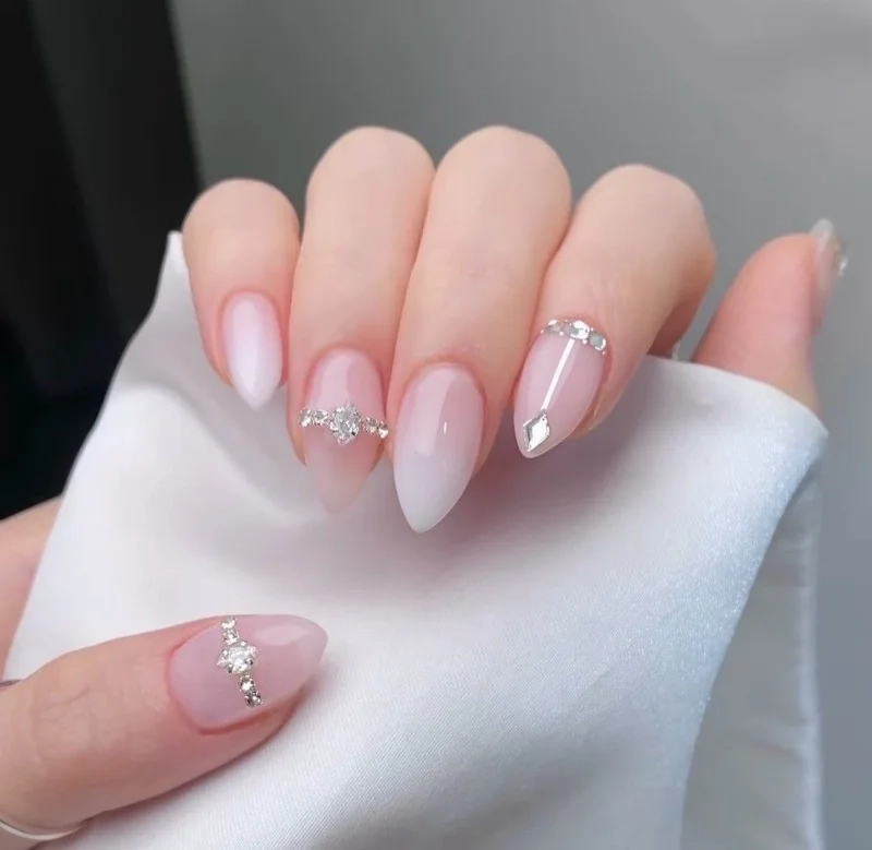 Mẫu nail đính đá đơn giản mà đẹp giúp nàng tự tin tỏa sáng