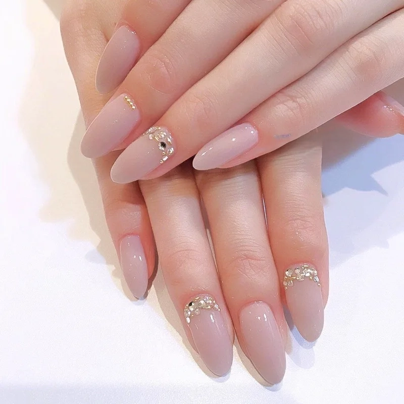 Các kiểu đính đá móng tay đẹp đơn giản mang đến vẻ ngoài thanh lịch