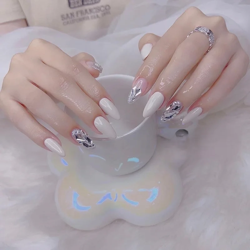 Nail đính đá màu trắng sang trọng phù hợp với mọi phong cách