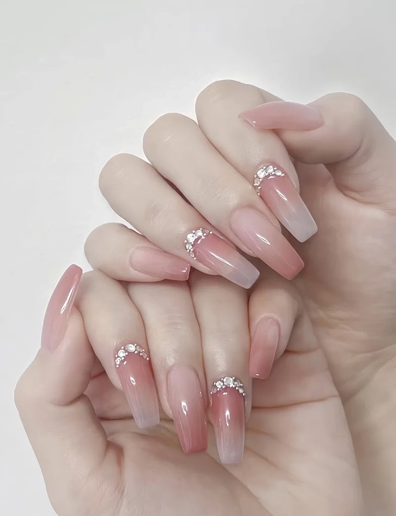 Nail đính đá nhẹ nhàng phù hợp với nàng yêu thích phong cách tinh tế