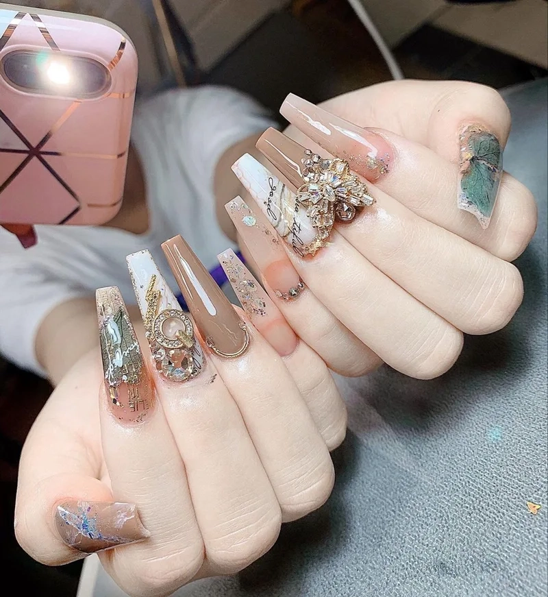 Nail đính đá sang trọng mang lại vẻ đẹp tinh tế và quyến rũ