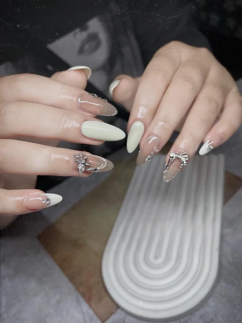 Mẫu nail đính đá cho cô dâu giúp nàng rạng rỡ trong ngày trọng đại