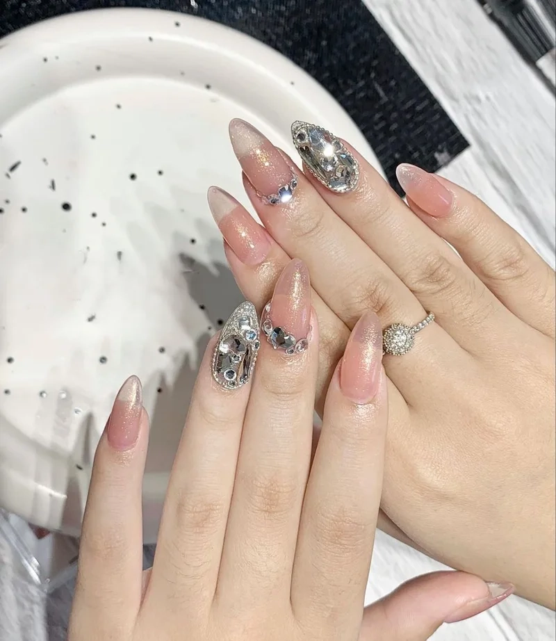 Bộ móng tay đính đá sang trọng phù hợp với mọi phong cách