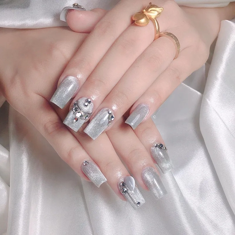 Mẫu nail đính đá đẹp giúp nàng luôn tỏa sáng trong mọi dịp