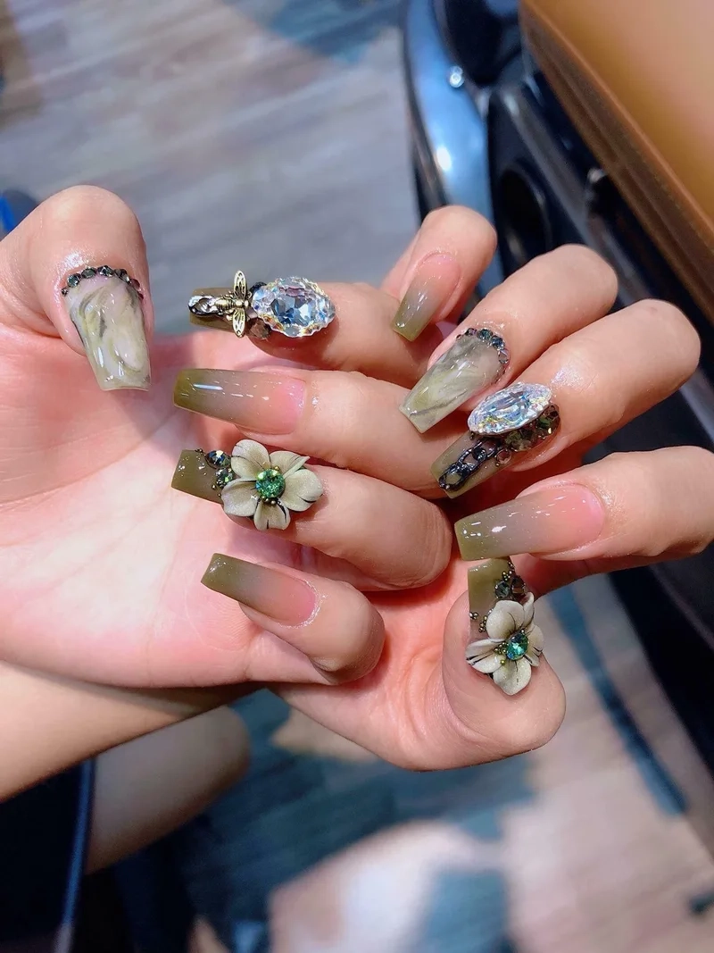 Nail đính đá khối độc đáo tạo hiệu ứng 3D ấn tượng