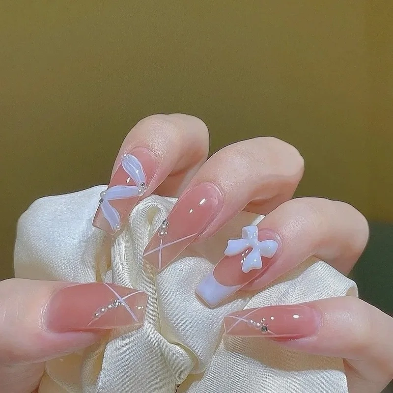 Mẫu nail đính đá nơ đáng yêu dành cho nàng thích phong cách dễ thương