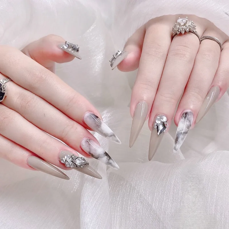 Các mẫu móng tay gắn đá đẹp cho các nàng