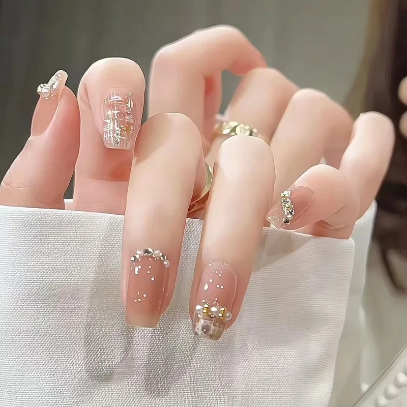 Móng tay ngắn đính đá nhẹ nhàng nhưng vẫn giữ được nét cuốn hút
