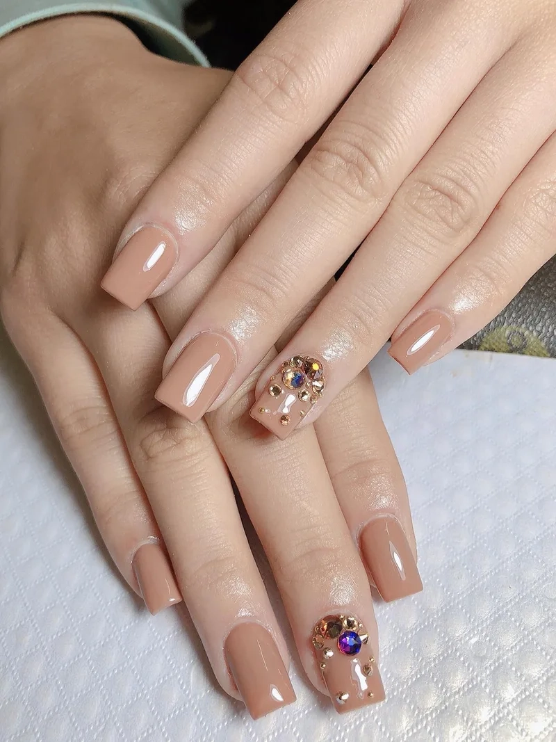 Móng tay sơn gel đính đá bền đẹp giúp nàng tự tin khoe cá tính