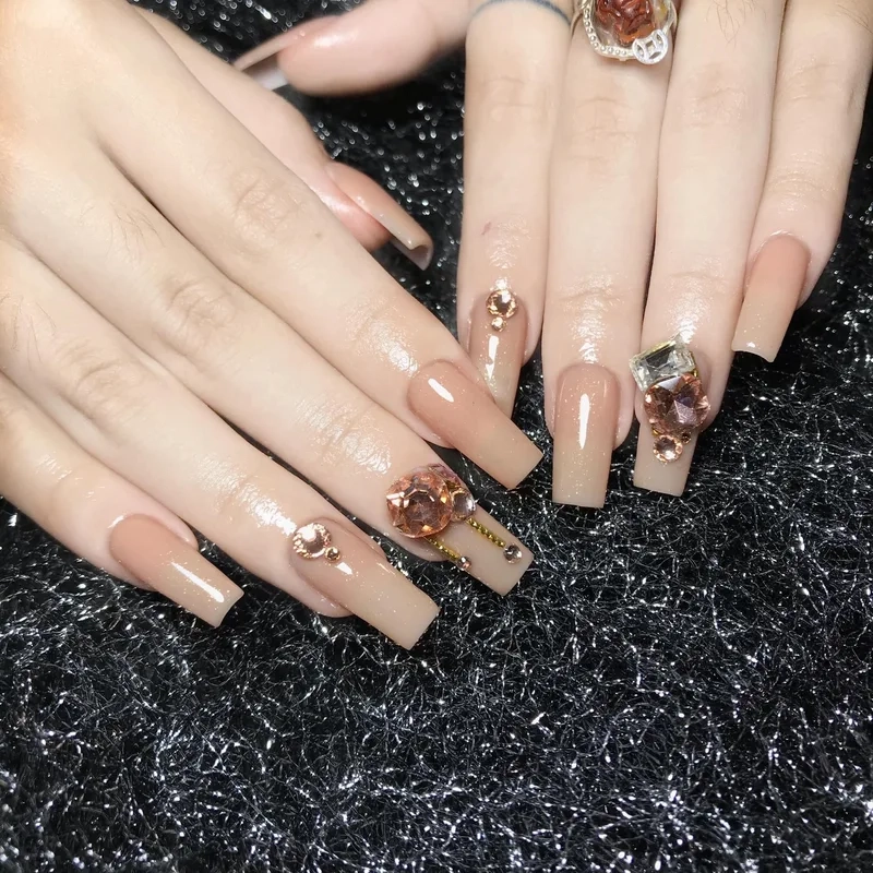 Móng tay sơn thạch đính đá trong suốt đầy tinh tế và sang trọng