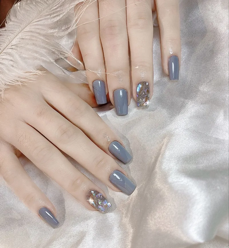 Nail đính đá màu xanh nổi bật với tông màu đầy cuốn hút