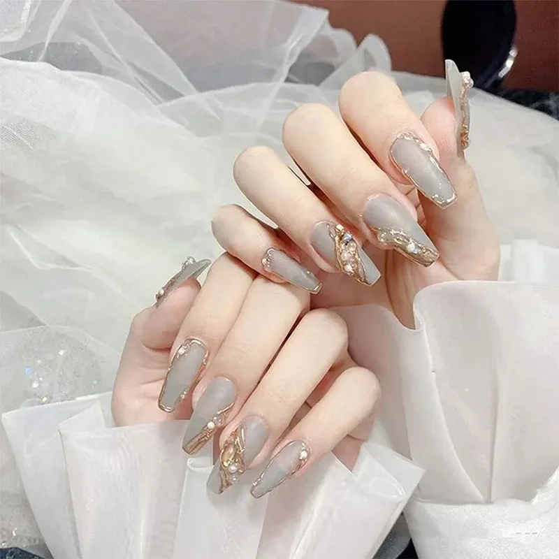 Móng tay xinh đính đá giúp đôi tay thêm phần nổi bật