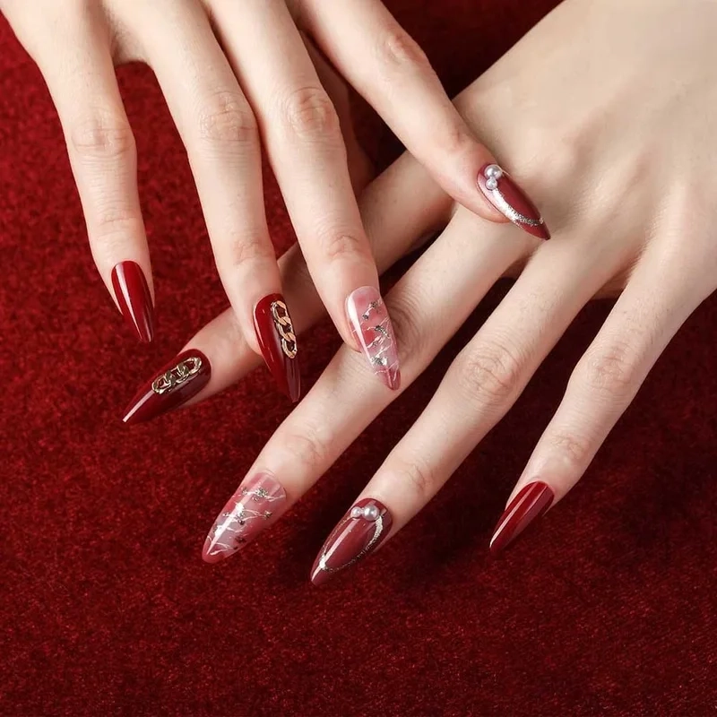 Mẫu nail đính đá xà cừ mang đến vẻ đẹp huyền bí và sang trọng