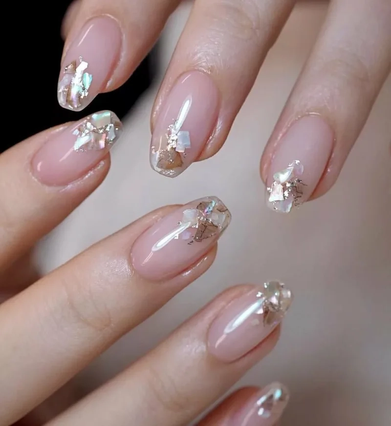 Các mẫu nail đính xà cừ phù hợp với nàng yêu thích phong cách lấp lánh