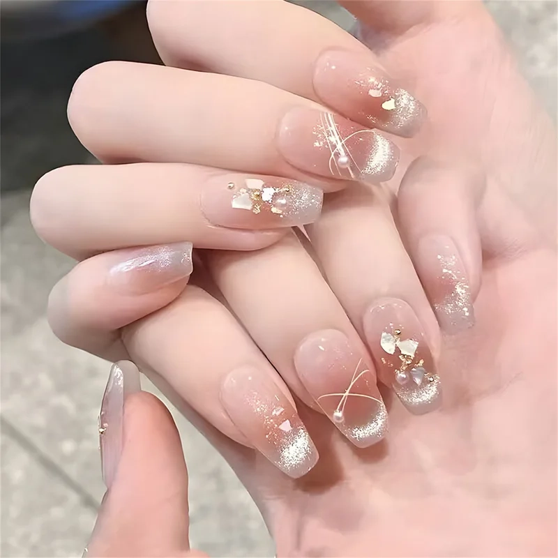 Sơn gel đính xà cừ nhẹ nhàng giúp đôi tay thêm phần tinh tế