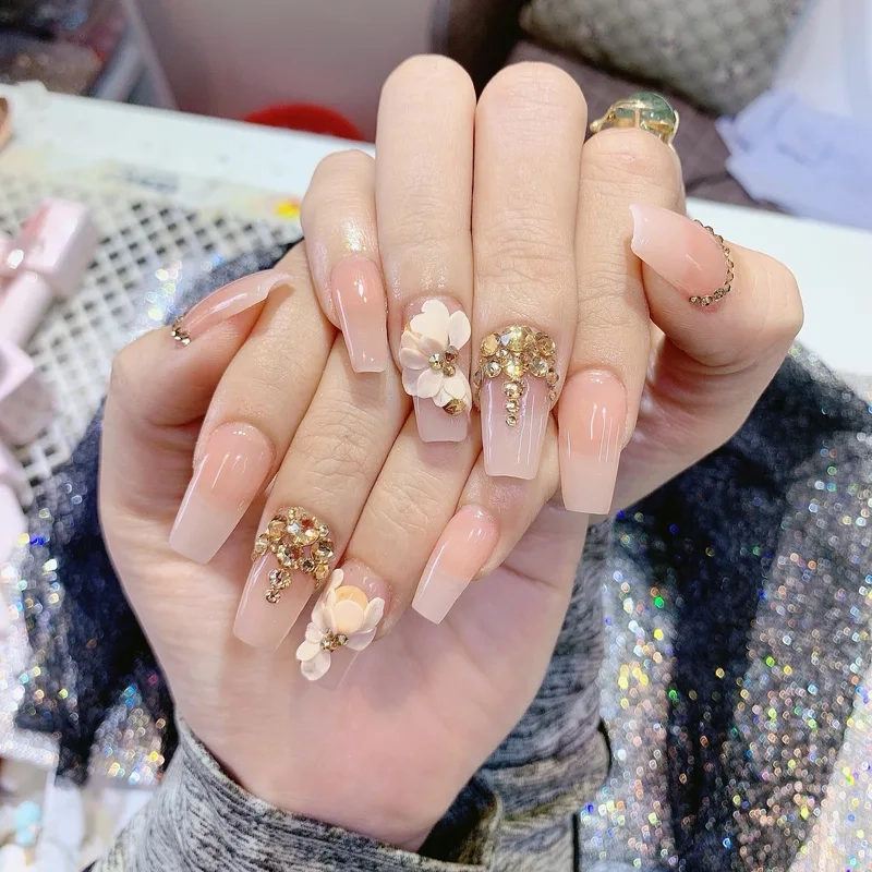 Nail đính đá hoa đẹp giúp nàng thêm phần rực rỡ và quyến rũ