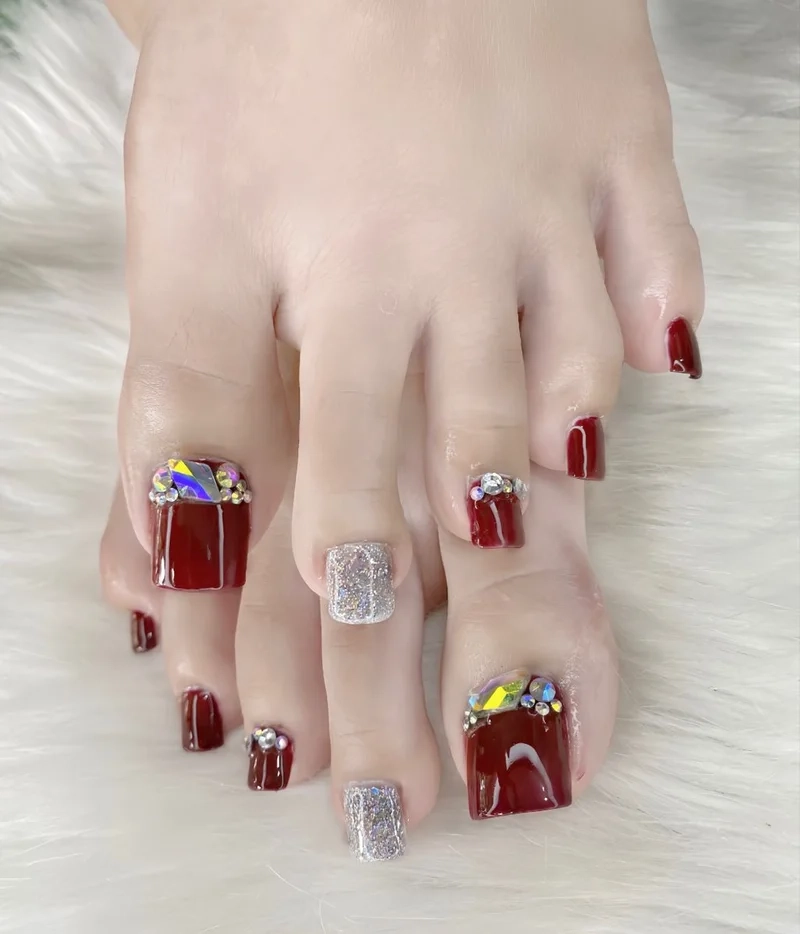 Nail đính đá chân sang trọng giúp nàng tự tin với mọi outfit