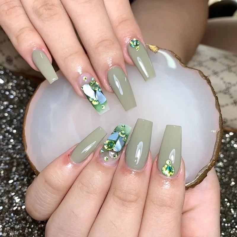 Móng tay màu xanh rêu đính đá độc đáo giúp nàng tạo điểm nhấn