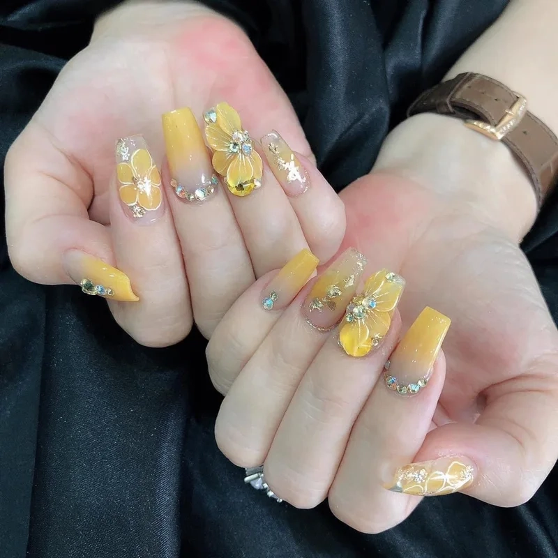 Nail đính đá màu vàng lựa chọn hoàn hảo cho nàng yêu thích sự nổi bật