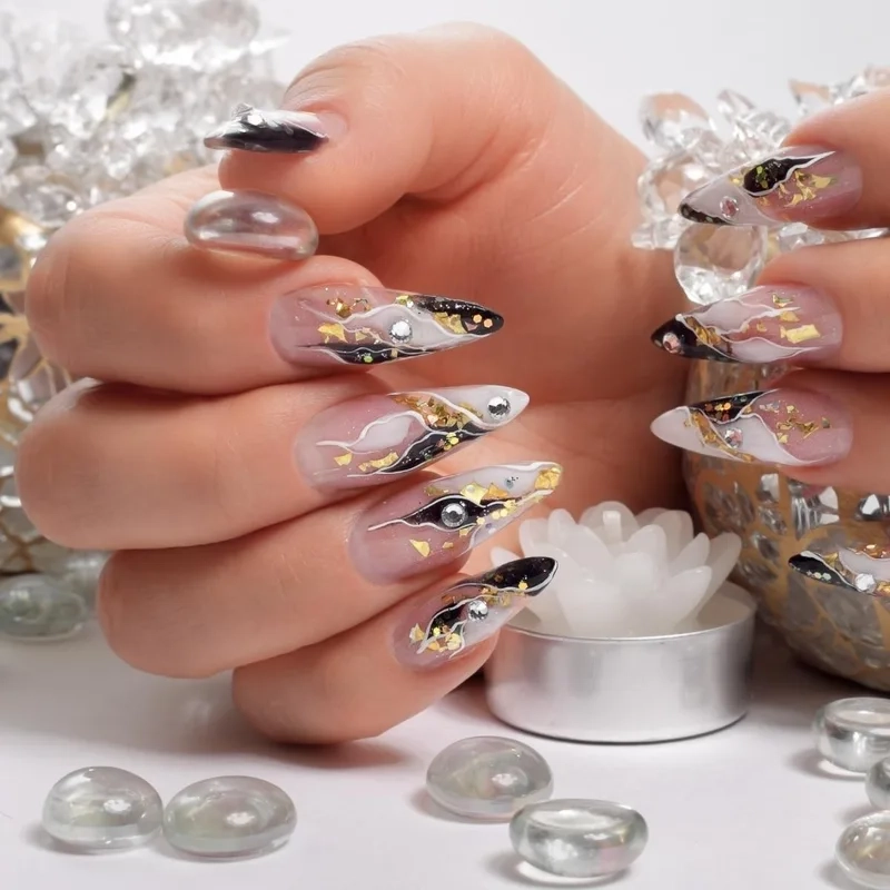 Mẫu móng tay sơn gel đính đá đơn giản hot nhất hiện nay
