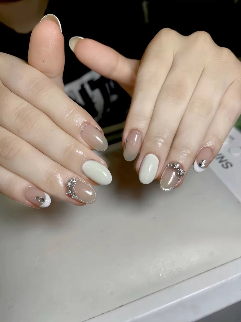 Mẫu nail đính đá đơn giản mà đẹp nàng mê ngay từ cái nhìn đầu tiên