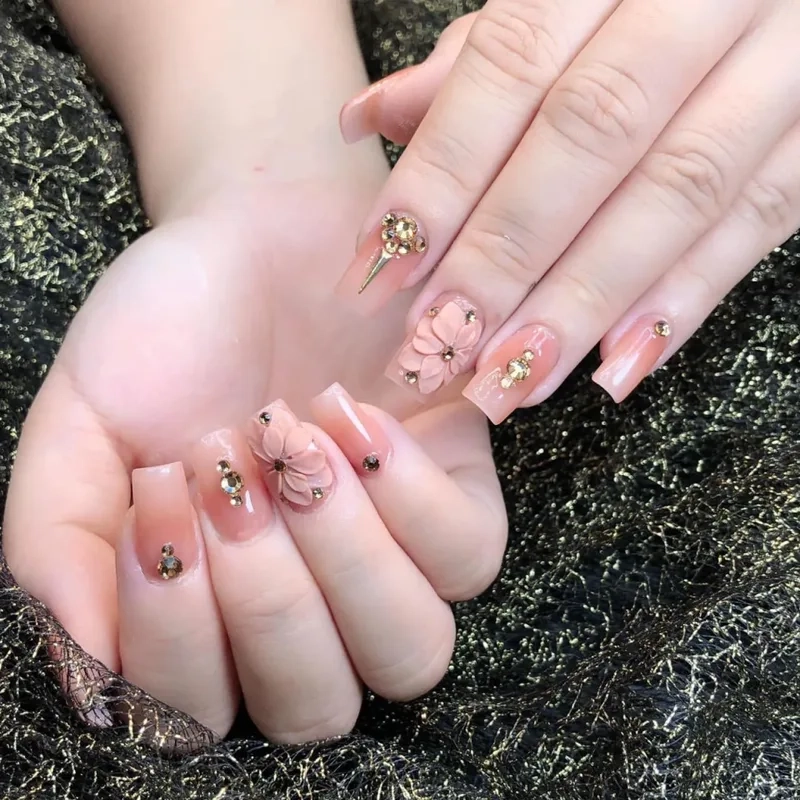 Mẫu nail đẹp đính đá đơn giản hot trend năm nay