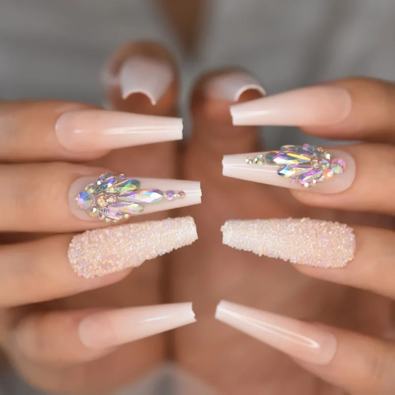 Mẫu nail đính đá đơn giản nhưng sang trọng hết nấc
