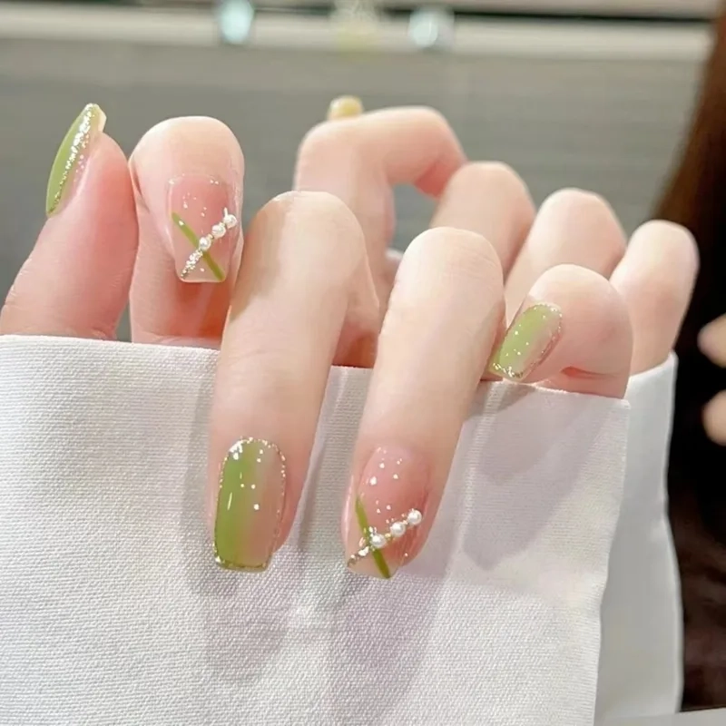 Nail xinh đính đá đơn giản nhẹ nhàng nhưng đầy sức hút
