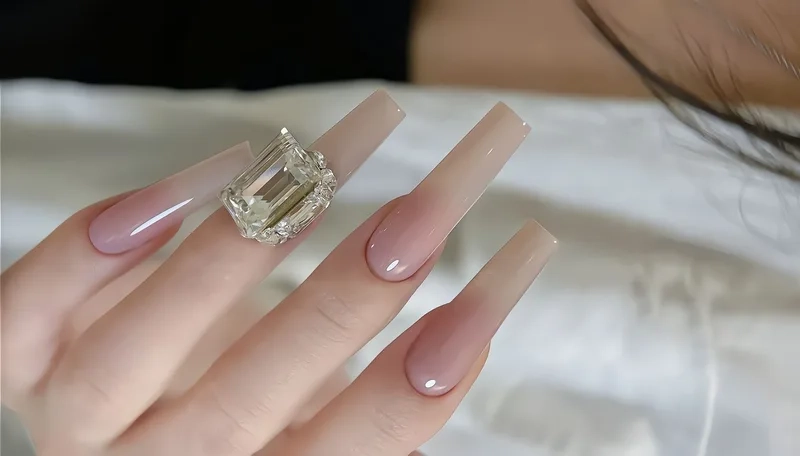 Nail đính đá đơn giản đẹp giúp nàng luôn tỏa sáng
