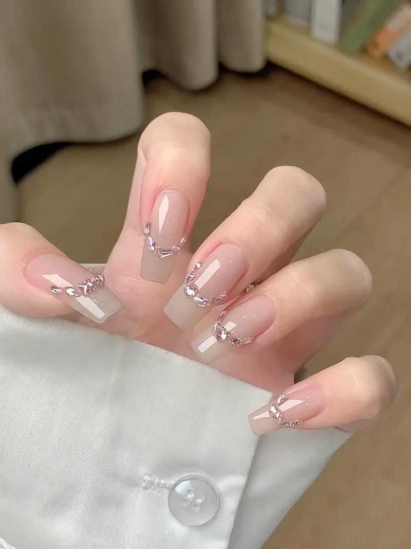Những mẫu móng tay đính đá đơn giản nàng không thể bỏ lỡ